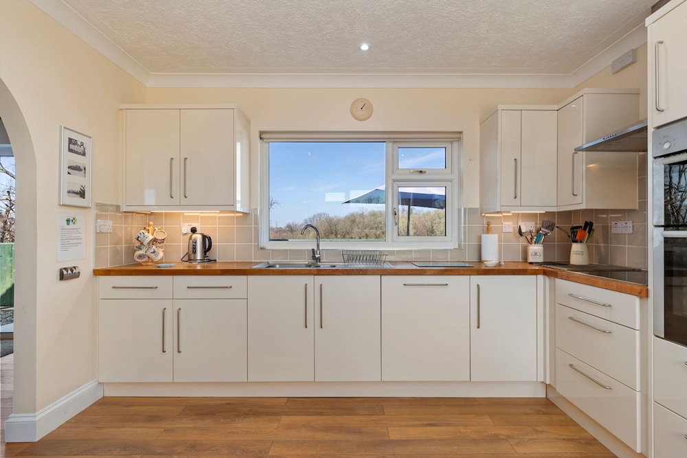 Honeyfield Lodge - Spacious Cottage Rural Views
