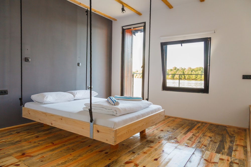 ArkaBarka Floating Hostel and Apartments