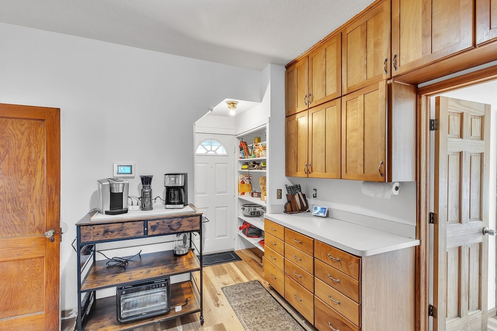 Cozy Getaway With Hot Tub, Patio & Fenced Yard 3 Bedroom Home