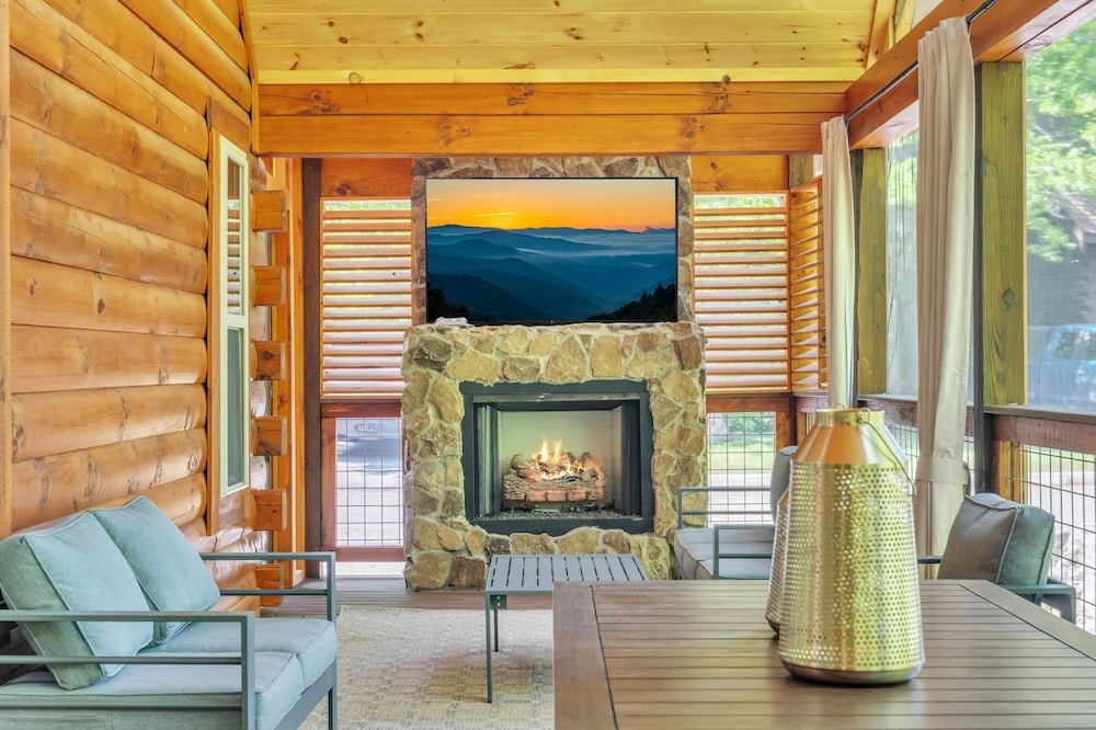 Er62 - Smoky Splash Getaway 3 Bedroom Cabin