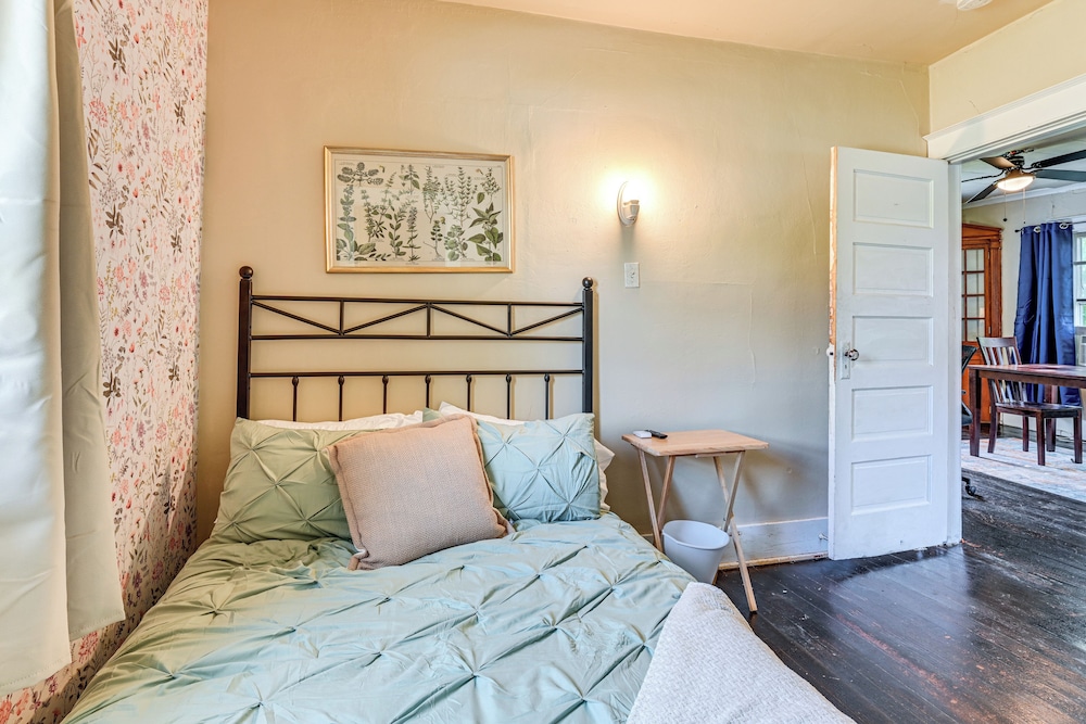 3 Mi to Dtwn Saginaw: Cozy Family Home w/ Yard!