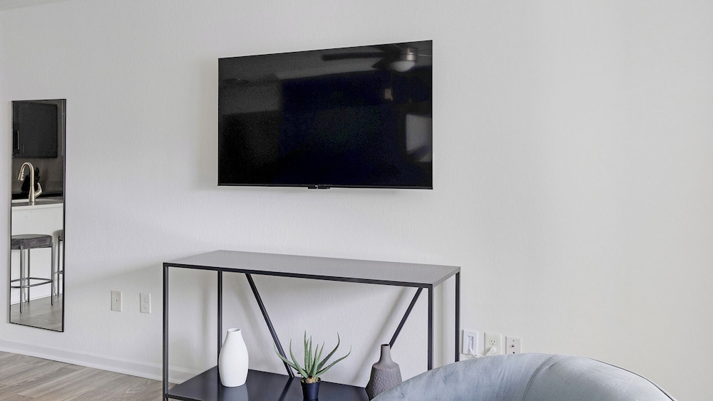Landing Beautiful 1bd, Courtyard, Clubhouse