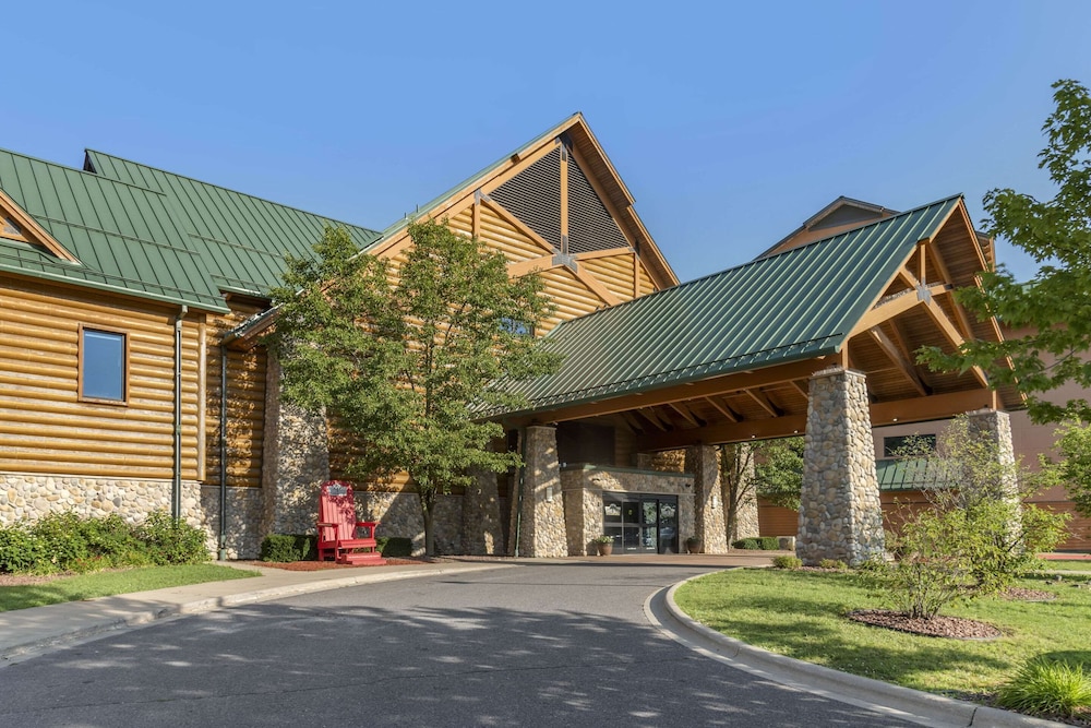 Three Bears Waterpark Resort Near Tomah, Ascend Collection Hotel