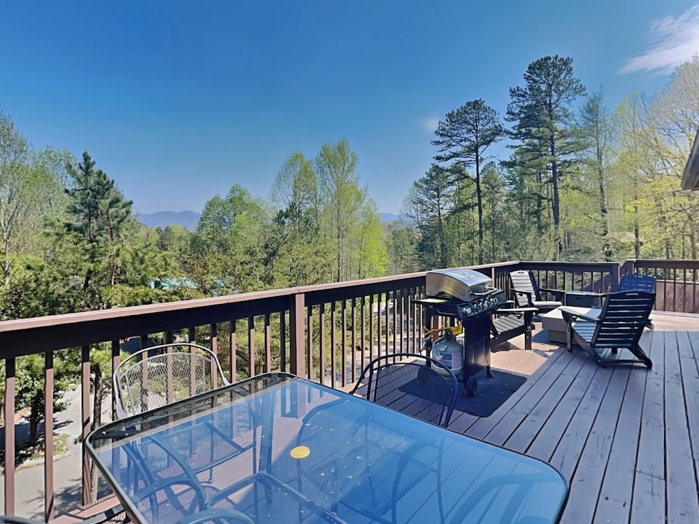 Hilltop Hideaway by Jackson Mountain Rentals