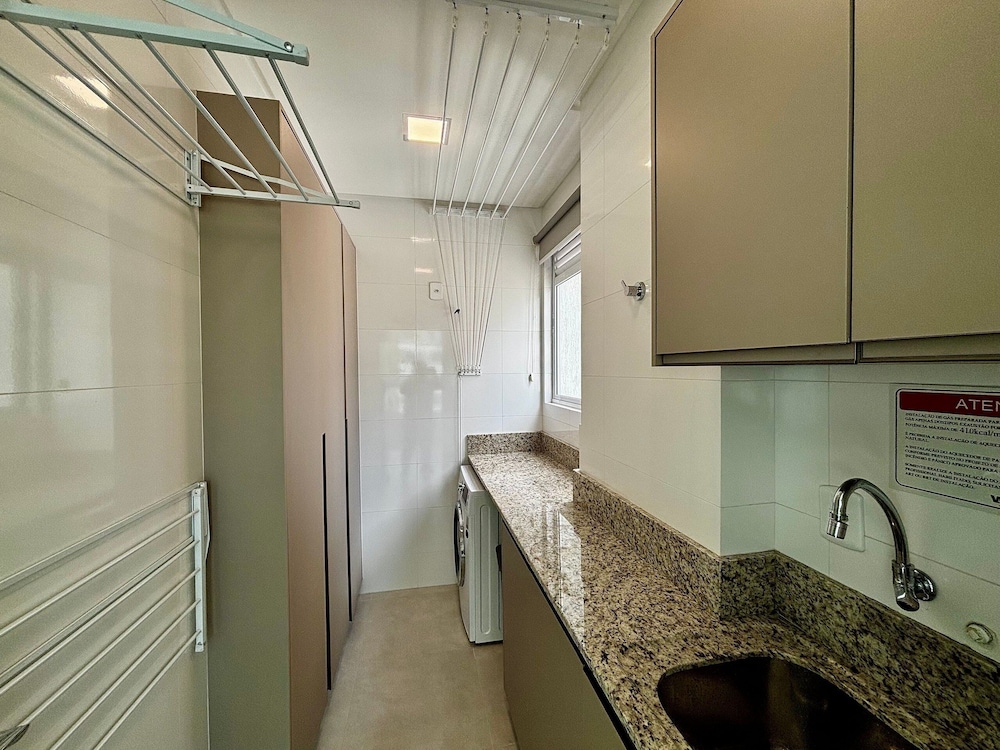 Apt w/ Gourmet Balcony 450m From Beach Reb0802