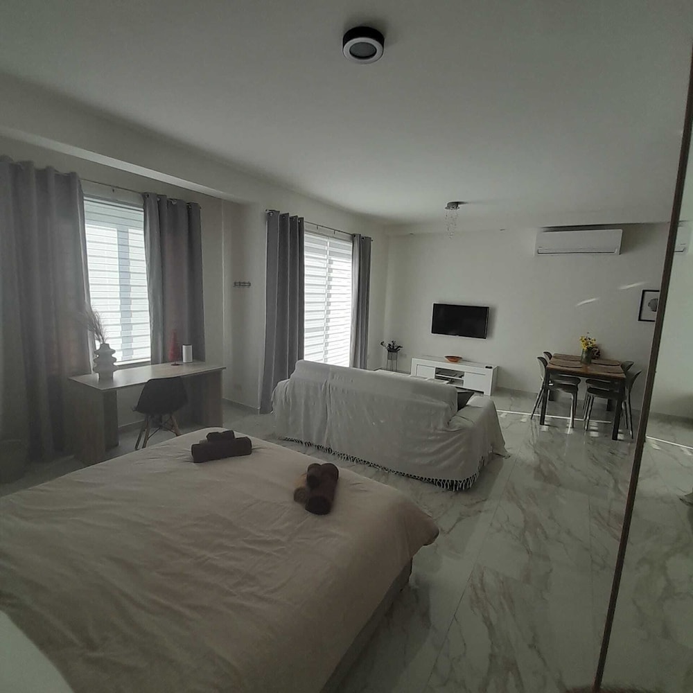 Studio - Sleeps 2 - Balcony - 5 Min Walk To Beach photo 4