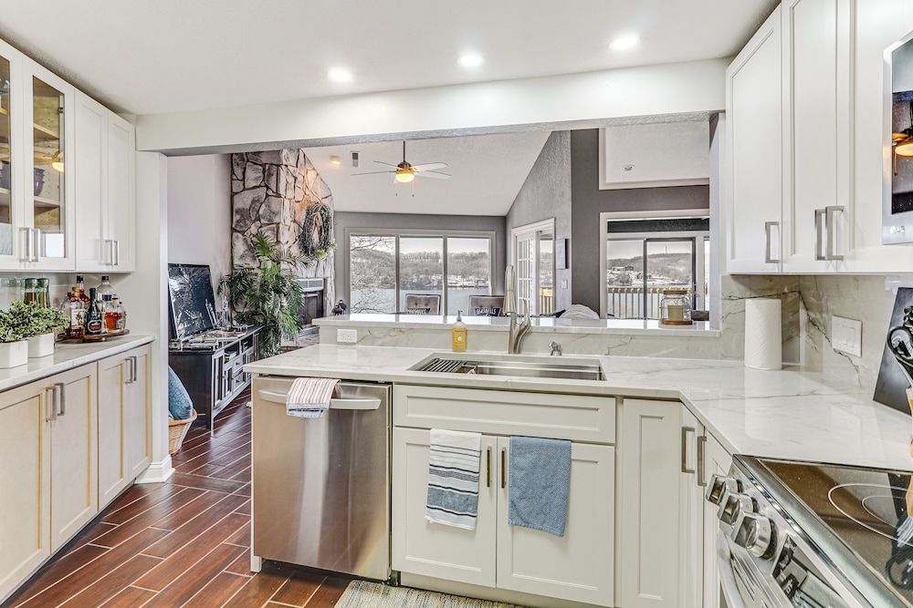 Boat, Swim & Enjoy Lake Views: Osage Beach Retreat