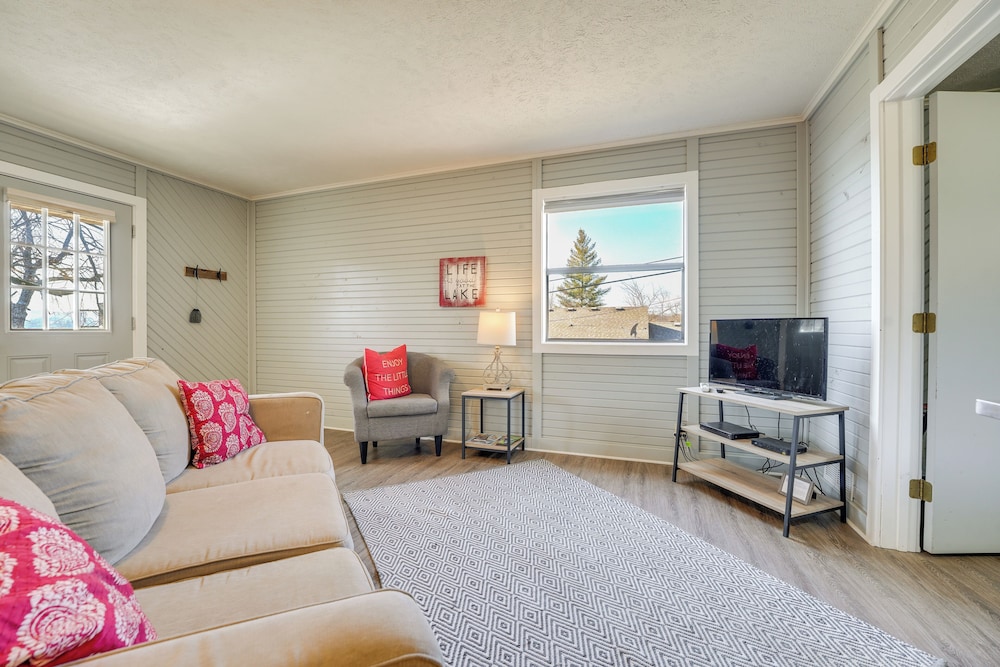 Lake Views & On-site Hiking: Cape Fair Cottage