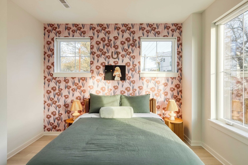 2 New Townhomes w/ Balcony, Mins to Broadway, Sleeps 16 98 Degrees & The Stage