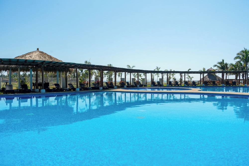 Family House with Pool 10 min airport