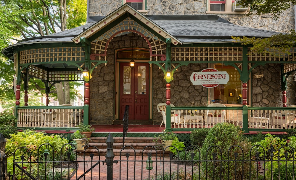 Hotel Cornerstone Bed and Breakfast - Image 1