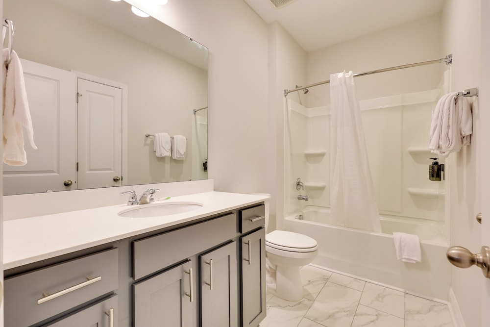 3 Mi to Sand & Surf: Ocean Isle Beach Retreat!