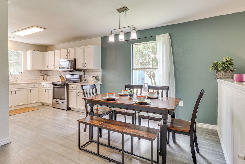 17 Mi to Dtwn Austin: Family Home w/ Patio!