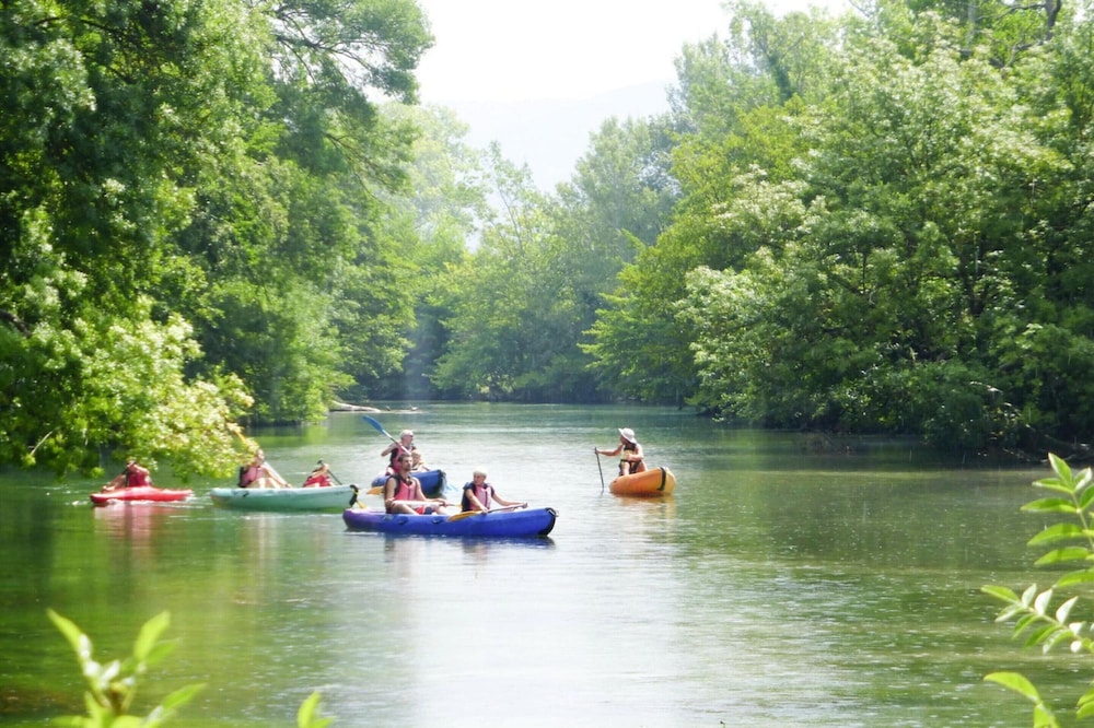 Nice Holiday Home With Private Terrace, Arpaillargues-et-aureillac