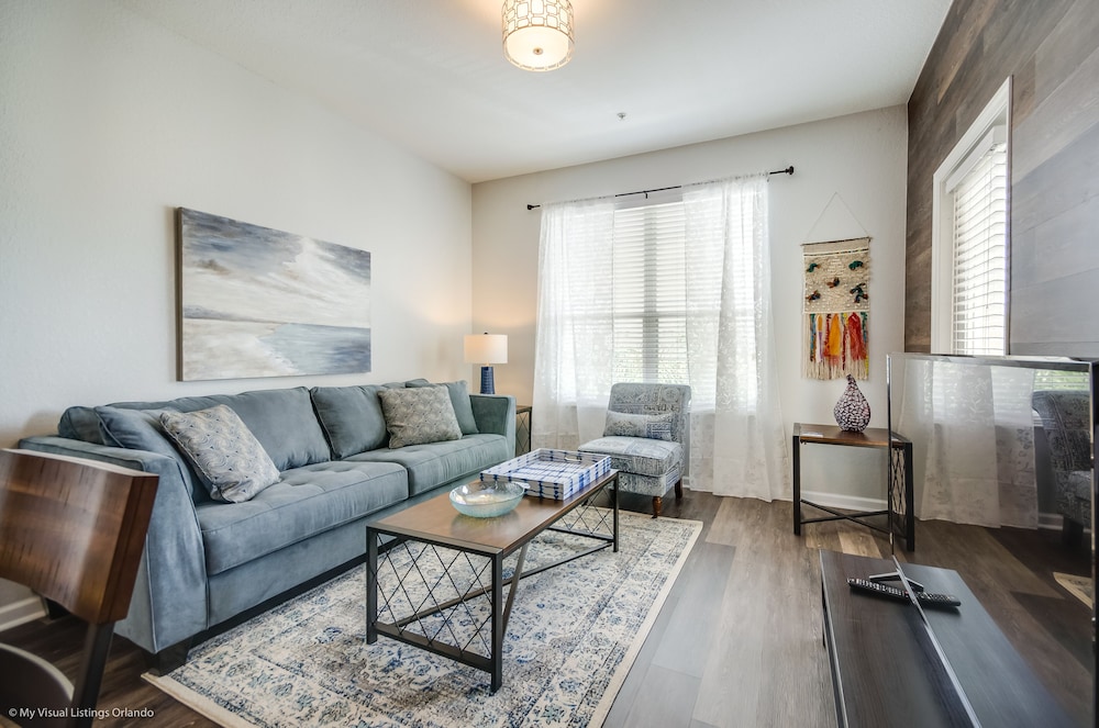 Santiago's Corner Ventura 3 Bedroom Condo by RedAwning