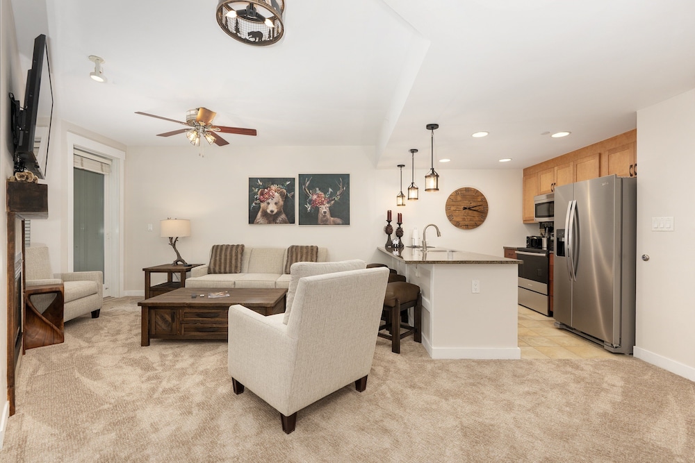 Premium Unit 4663 - One Bedroom w/Full Kitchen - Fraser Crossing/Founders Pointe 1 Condo