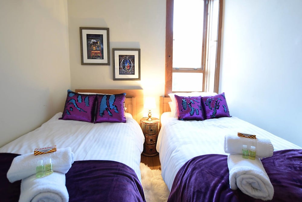 JOIVY Gorgeous Two Bedroom Apartment With Castle Views view 3