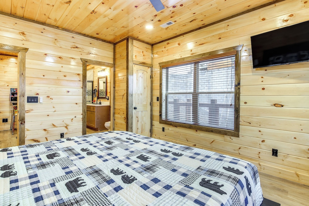 Hot Tub & Spectacular Views: Sevierville Cabin