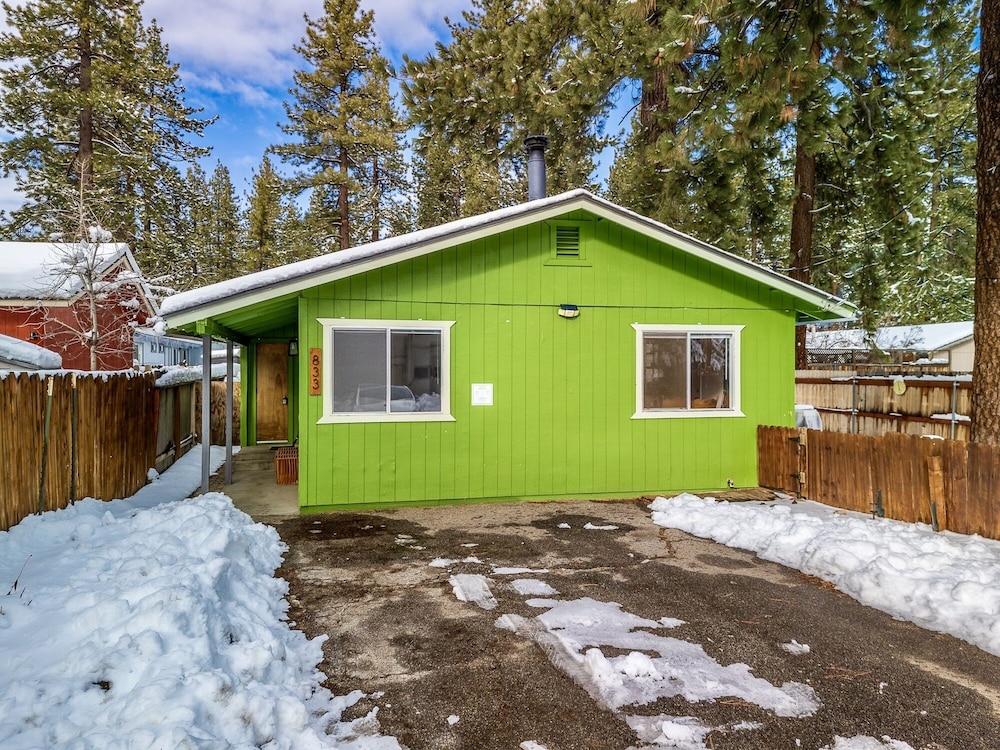 The Green Cabin A Few Blocks To Lake Tahoe 833t 3 Bedroom Home