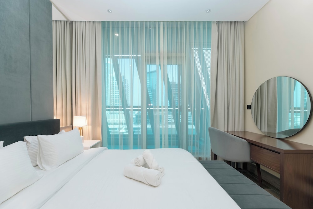SIMPLY COMFORT Urban Chic Suites in J One Tower City & Canal Views