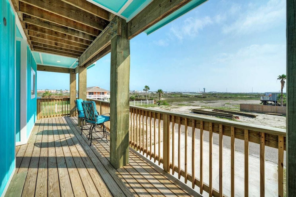 Sleeps 22! 2 Homes Priv Pool, Putting Green, Bar, Deck, Prime Port A Location