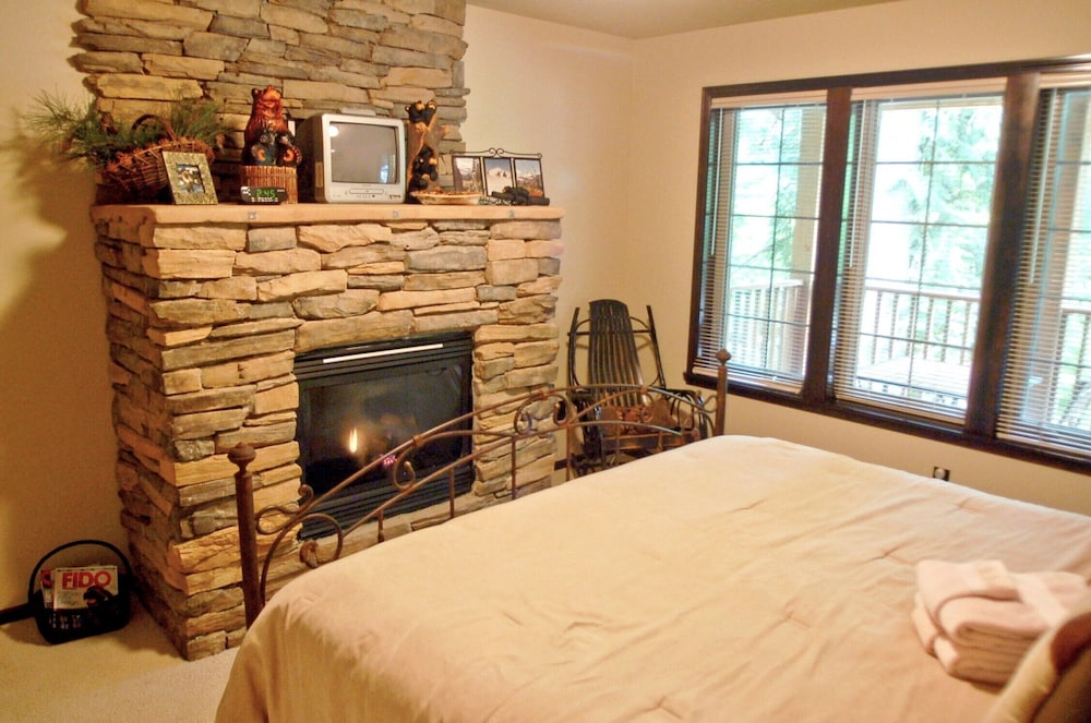 Glacier Springs Cabin 89 Cedar and Log Cabin Close to Skiing and Hiking view 3