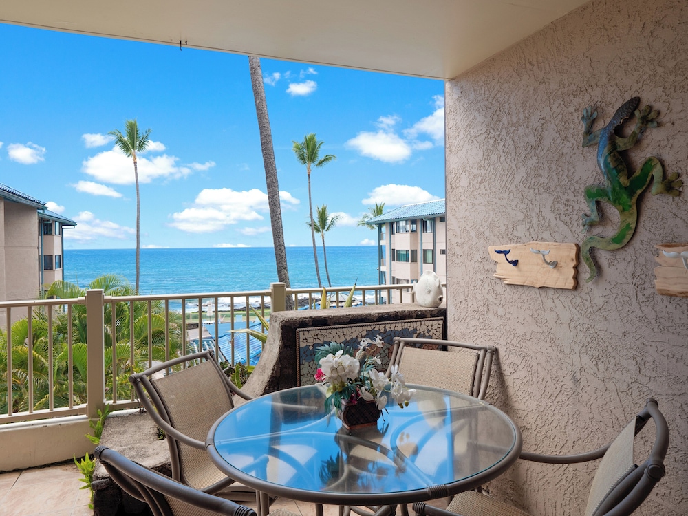 Kona Reef F2 Charming Oceanfront Condo for 4!