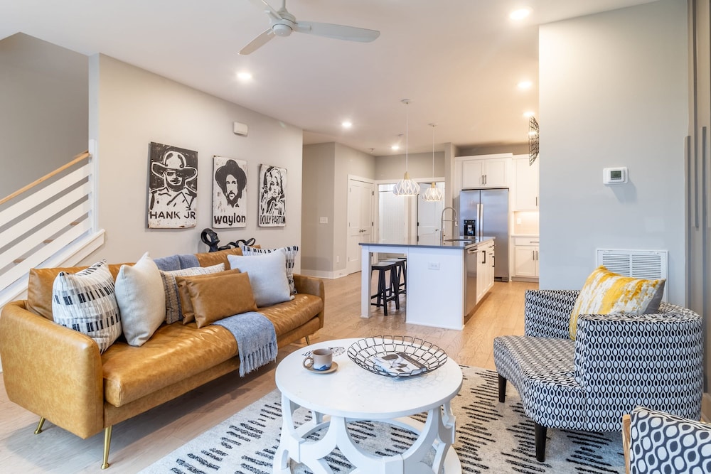 Monty by Avantstay 4bdr 4BA Balcony w Outdoor Seating 5mins to DT