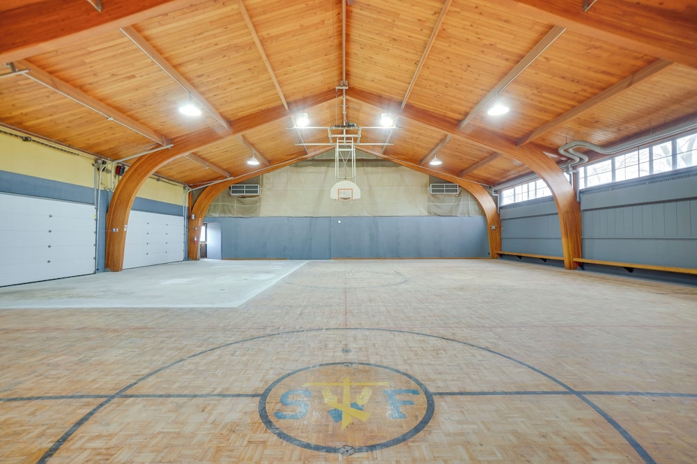 Grand Rural Wisconsin Retreat: Full Indoor Gym