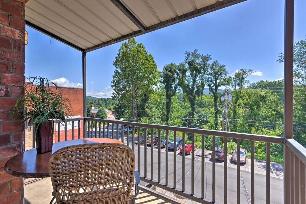 Modern Main St. Apt in Downtown Waynesville!