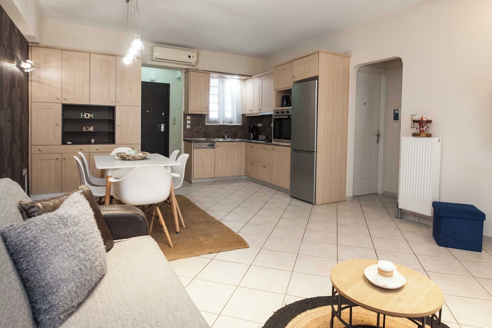 Elegant Spacious 2 Bd Apt in Petralona