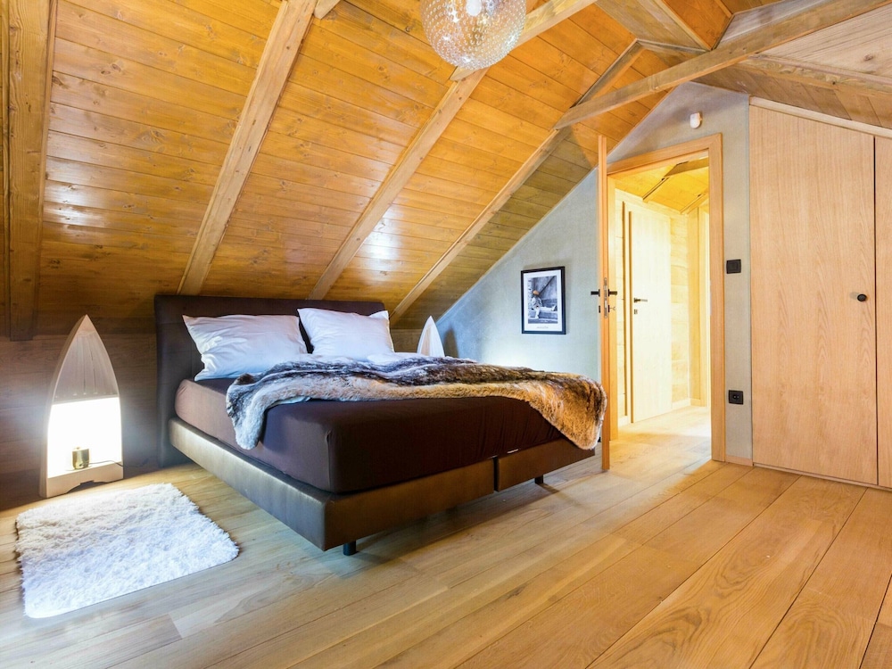 Amazing Chalet with Private Garden, Hot Tub, Sauna, Great Location by the River view 2