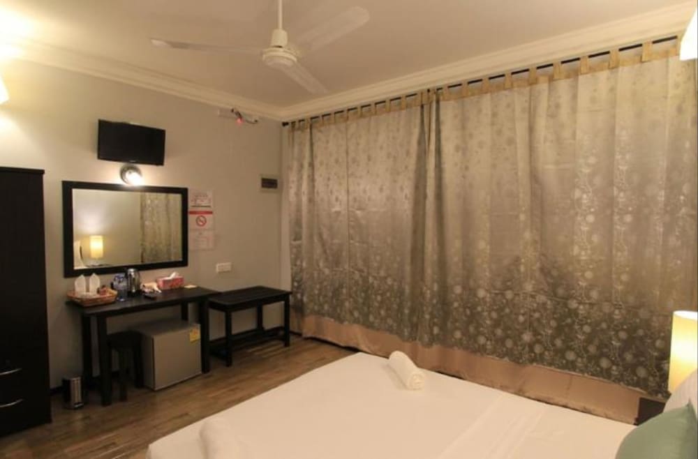 Local Island Inn