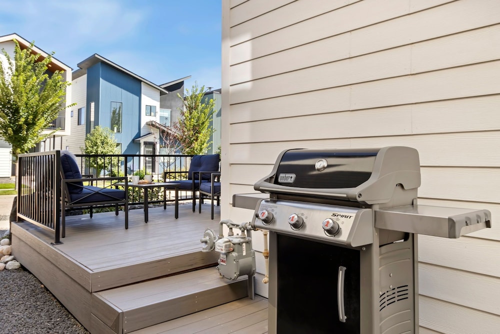 Rams Roost Rooftop Hot Tub, Patio & Family Fun