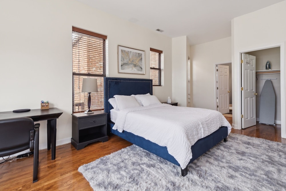 Apartment Near Downtown & Uchicago 4 Bedroom Condo by RedAwning photo 5