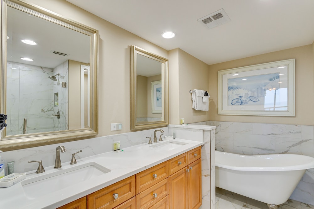 Pensacola Beach Retreat w/ Direct Beach Access!