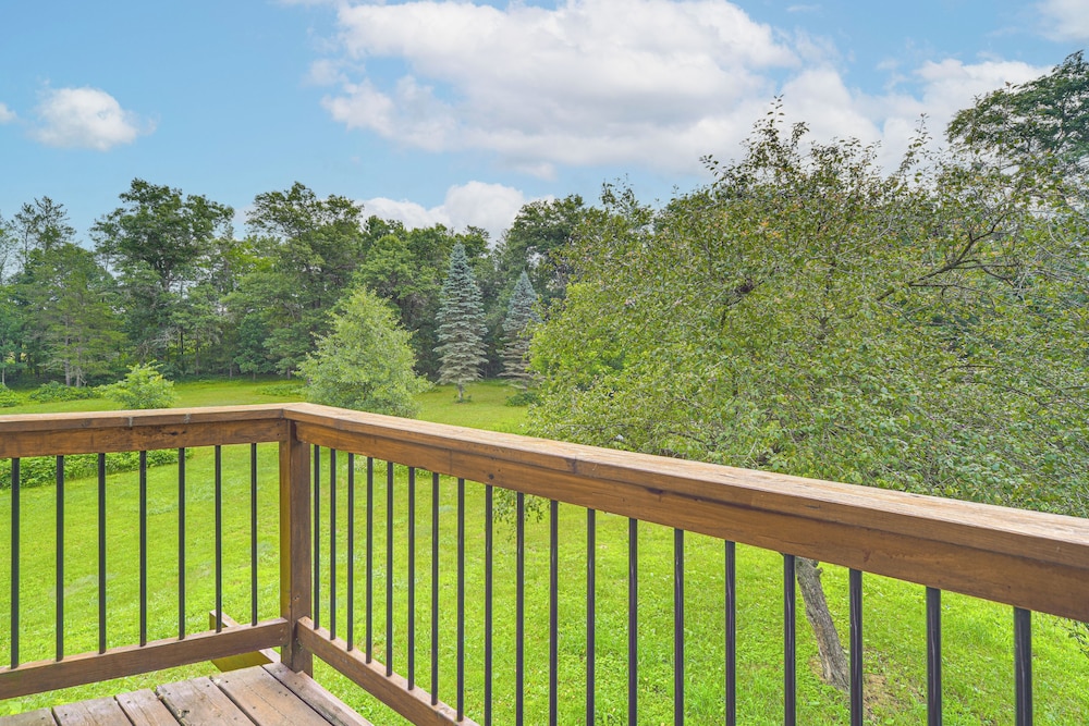 Sauna & Screened Porch: Otter Creek Getaway!