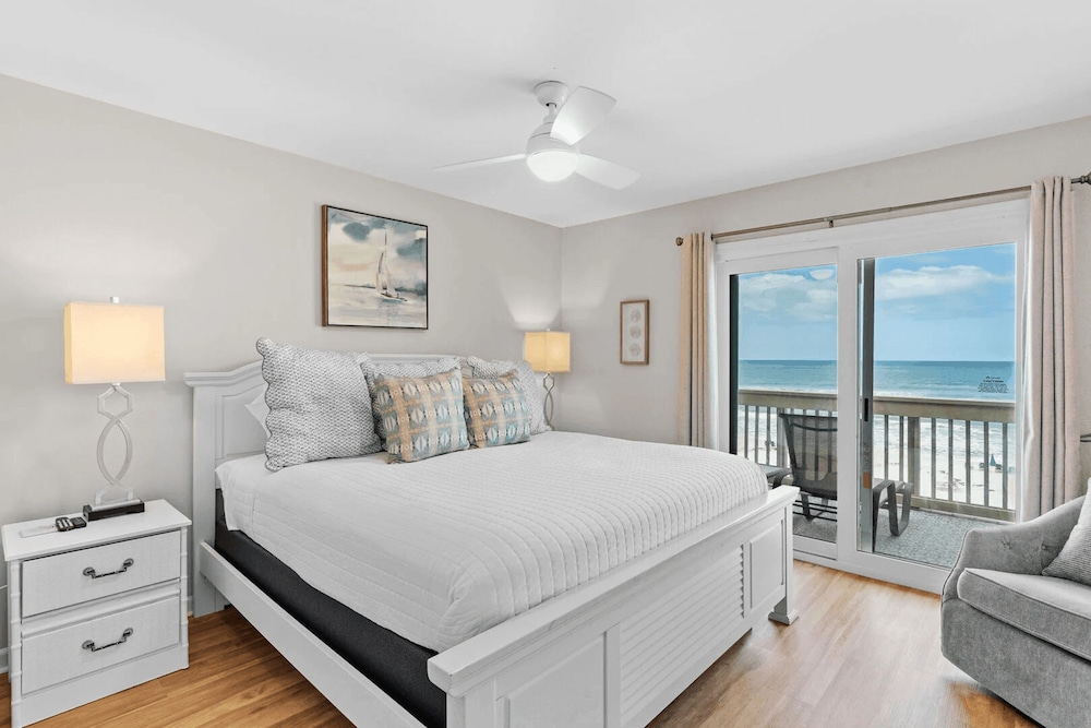 Blue Marlin by Avantstay Beachfront w Views Pool Access Beach Chairs