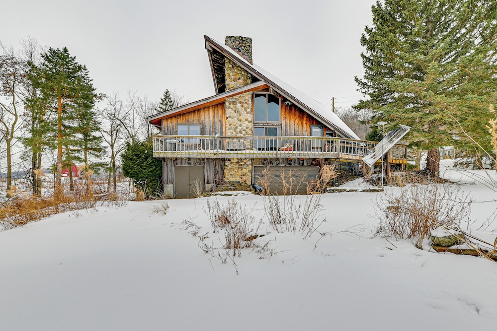 Near Canandaigua Lake: Retro Cabin w/ Deck & Views
