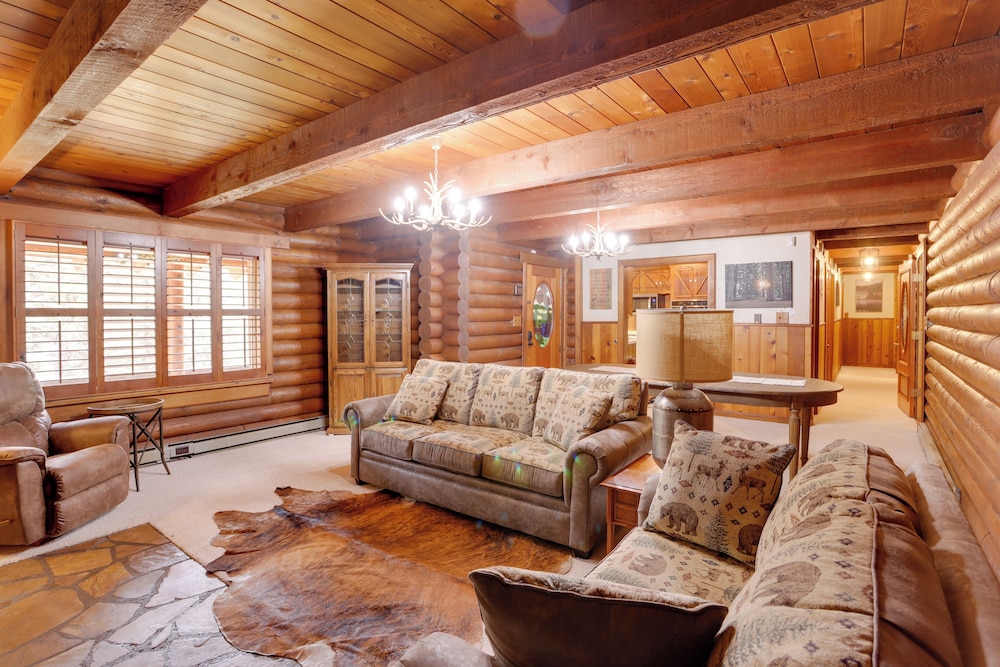 Pet-friendly Bayfield Cabin w/ Game Room & Hot Tub