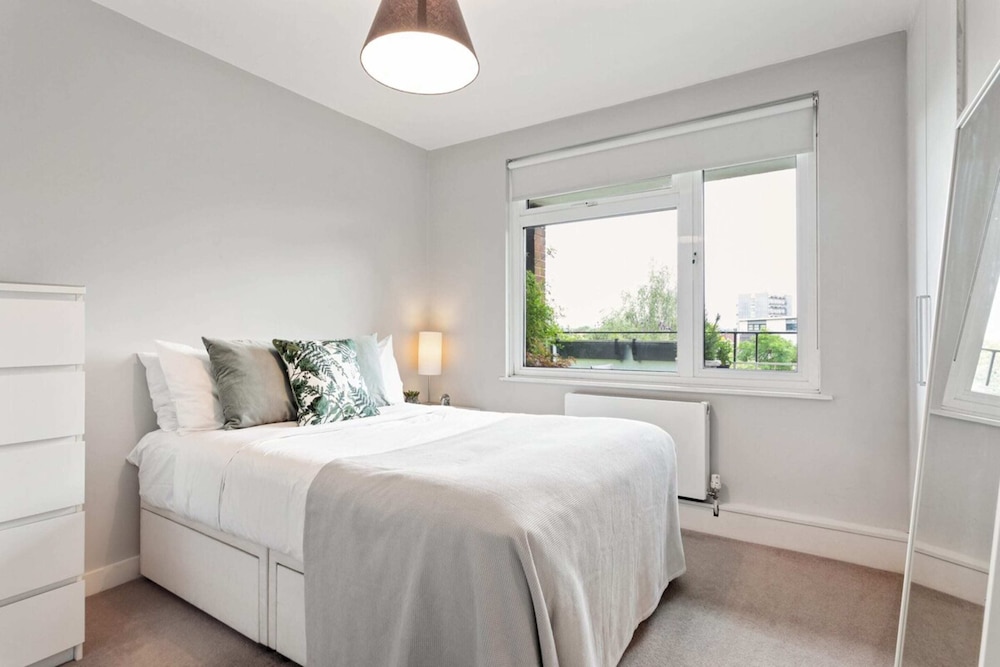 Lovely 2 Bed Apartment w Balcony nr River Thames