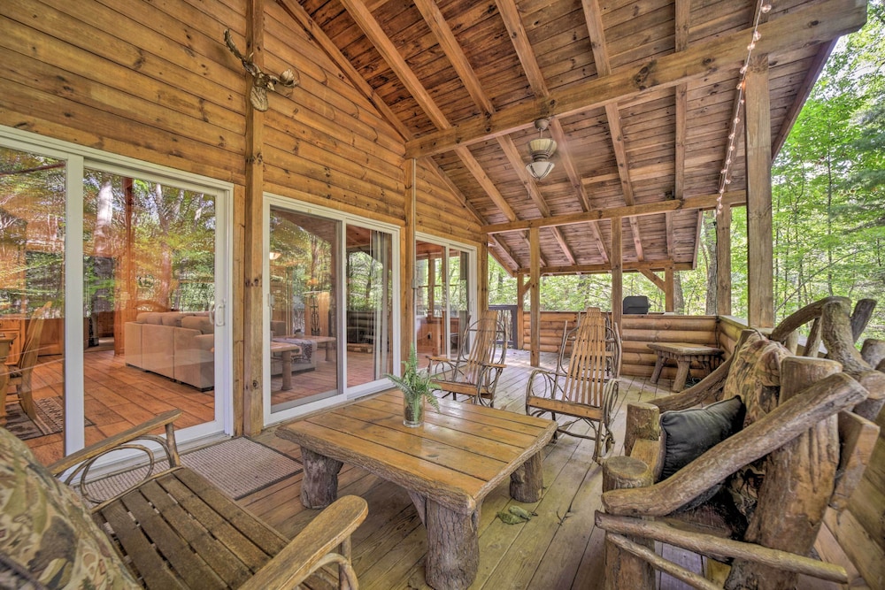 Fire Pit & Grill: Cozy Cabin in Lake Toxaway! view 3