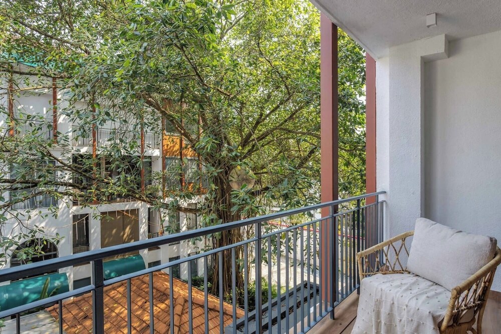 Hidden Gem Luxe Suite w Pool View - 1km to Beach