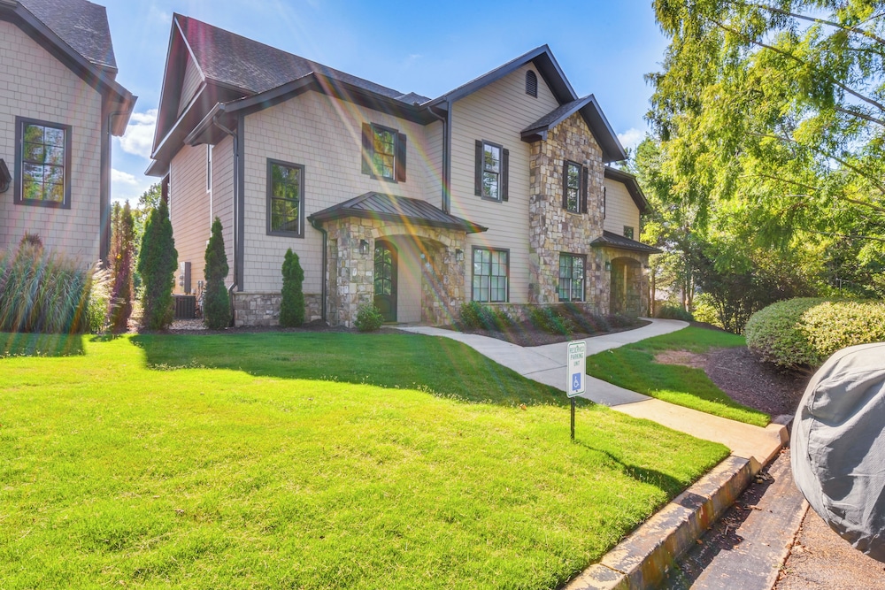 Community Perks: Mountain-view Condo in Toccoa!