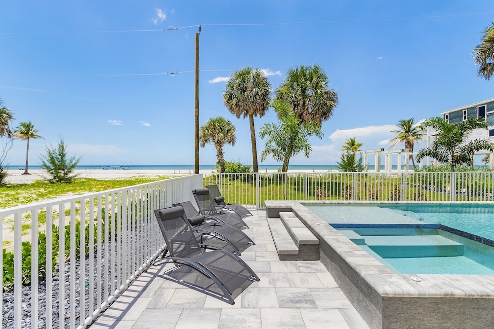 5350 Chasing Sunshine: 5bd/4.5ba Pool Home! 5 Bedroom Home