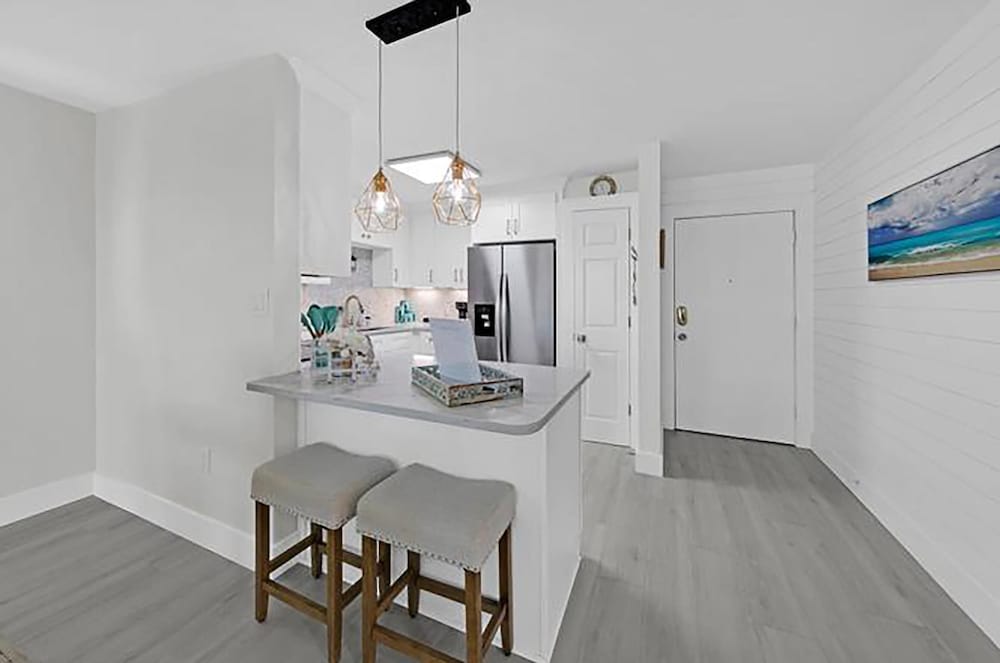 Dolphin Point #401c