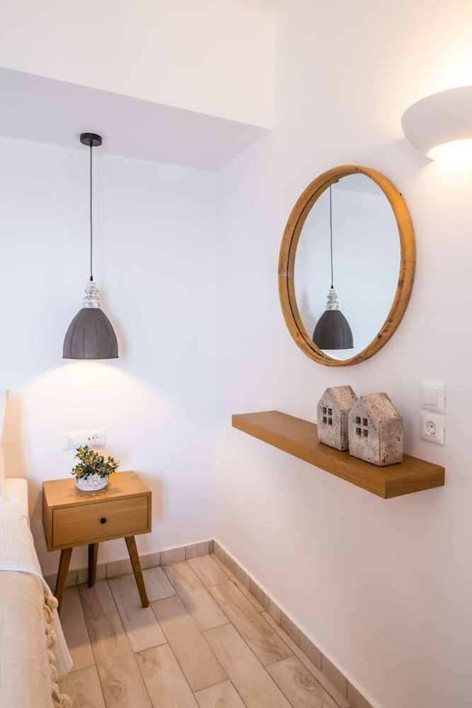Yploui Suites 1 in Kira Panagia