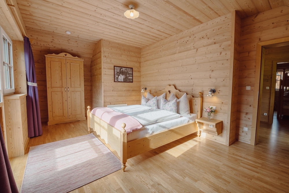 Chalet Near Lake Grundlsee & Ski Lift