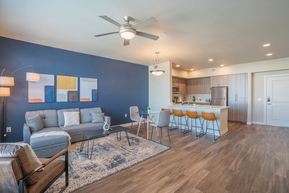 ROVE LIVING/KL - V on Broadway