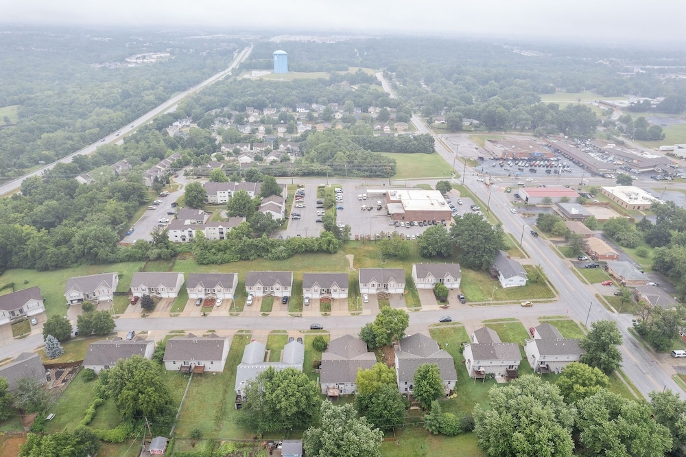 Beautiful Townhome 11 Minutes To Downtown 3 Bedroom Townhouse